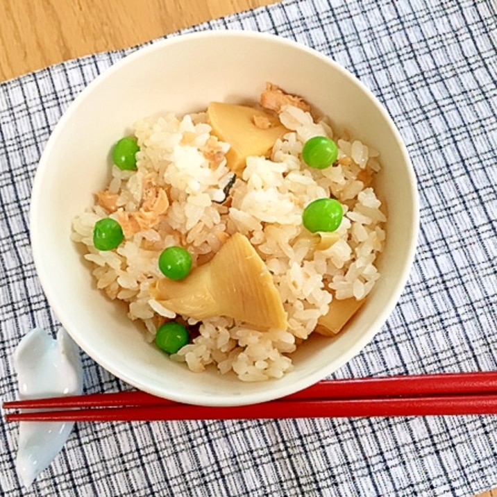 春の香りいっぱい！グリンピースと鮭缶を使った筍ご飯